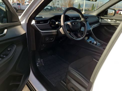 New 2025 Jeep Grand Cherokee Altitude image 10