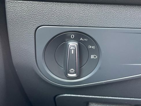 Used 2022 Volkswagen Tiguan SE image 21