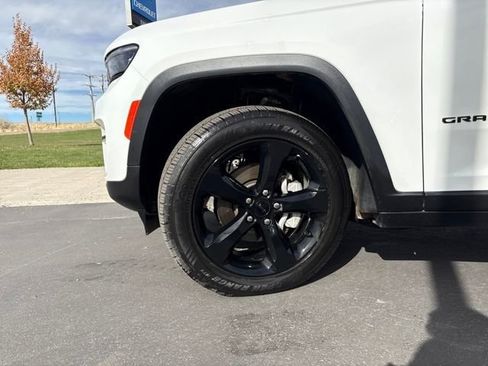 Used 2023 Jeep Grand Cherokee Limited w/ Black Appearance Package image 26