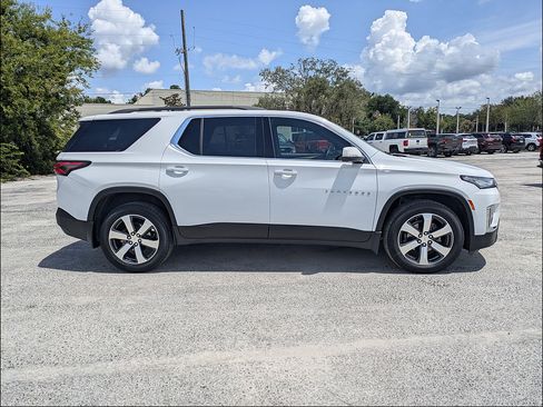 Used 2023 Chevrolet Traverse LT w/ LT Premium Package FWD image 3