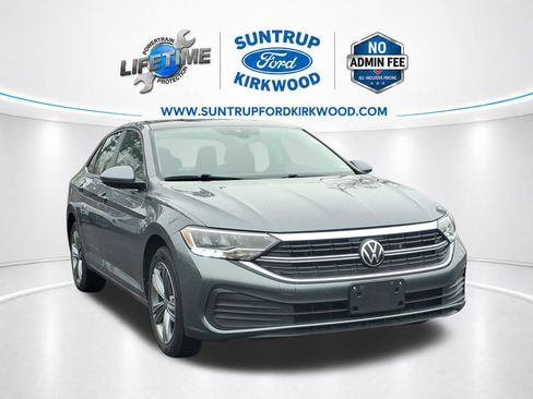 Used 2024 Volkswagen Jetta SE FWD image 2