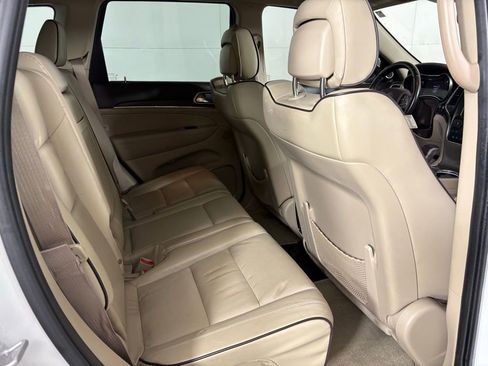 Used 2017 Jeep Grand Cherokee Overland w/ Jeep Active Safety Group image 17