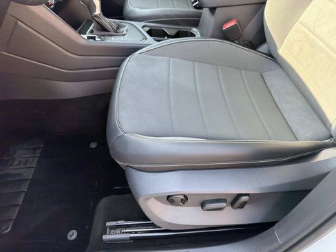 Certified 2023 Volkswagen Taos SE w/ Black Wheel Package FWD image 16