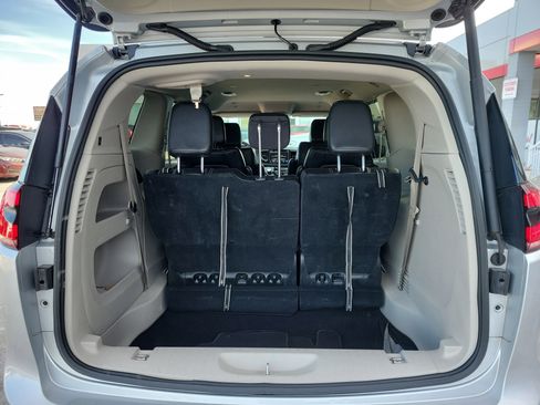 Used 2024 Chrysler Pacifica Touring-L image 8