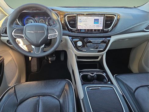 Used 2024 Chrysler Pacifica Limited image 12