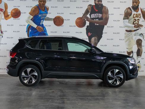 Used 2024 Volkswagen Taos SE AWD/4WD image 17
