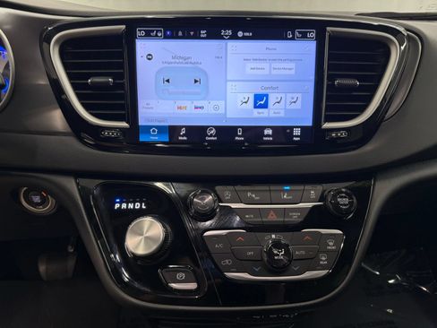 Used 2025 Chrysler Pacifica Select FWD image 14
