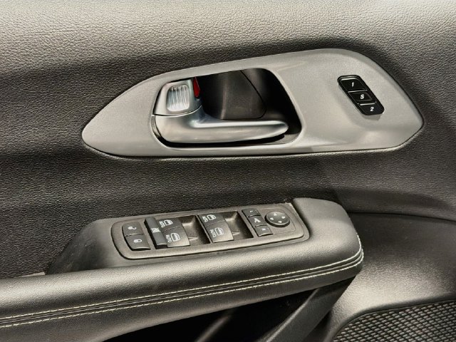 Used 2025 Chrysler Pacifica Limited FWD image 15