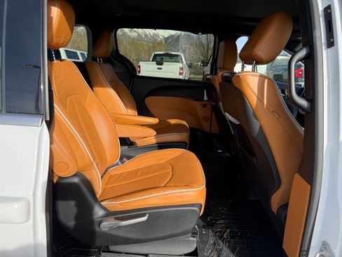 Used 2023 Chrysler Pacifica Pinnacle image 25