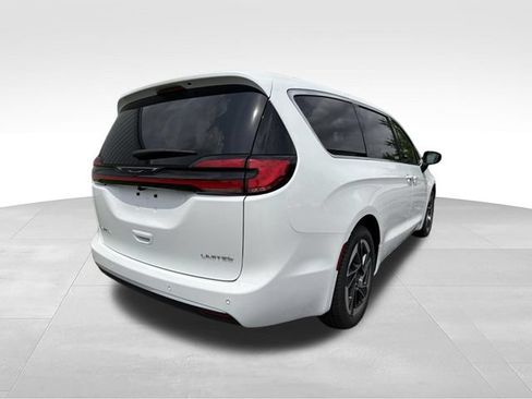 New 2027 Chrysler Pacifica Limited FWD image 19