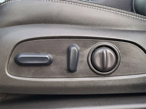 Used 2024 GMC Terrain SLT image 12