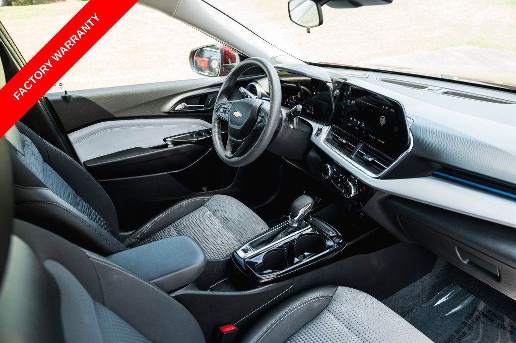 Used 2025 Chevrolet Trax LT FWD image 11