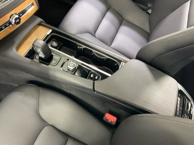 Certified 2025 Volvo XC90 T8 Plus AWD/4WD image 22