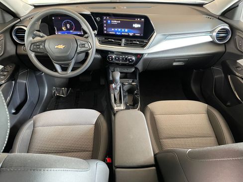 Used 2025 Chevrolet Trax LT image 32