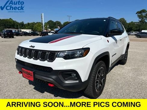 Used 2025 Jeep Compass Trailhawk AWD/4WD image 3