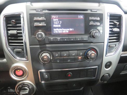 Used 2018 Nissan Titan SV AWD/4WD image 20