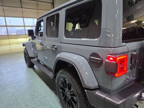 Used 2025 Jeep Wrangler Sahara image 10