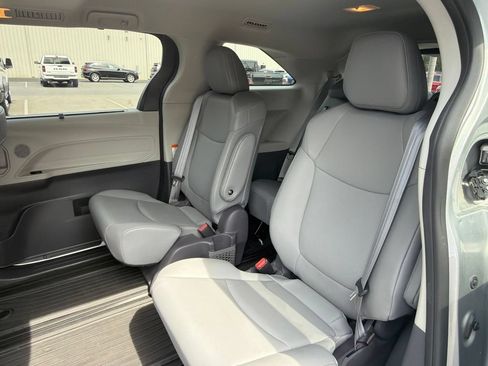 Used 2021 Toyota Sienna XLE FWD image 20