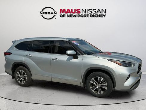 Used 2021 Toyota Highlander XLE AWD/4WD image 21