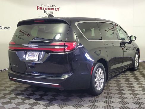 Used 2024 Chrysler Pacifica Touring-L image 3