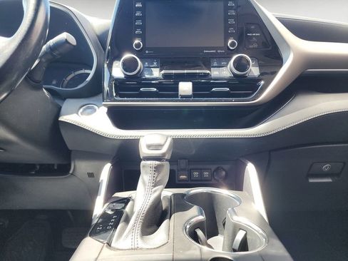 Used 2021 Toyota Highlander XLE AWD/4WD image 12