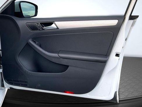 Used 2017 Volkswagen Jetta SE image 24