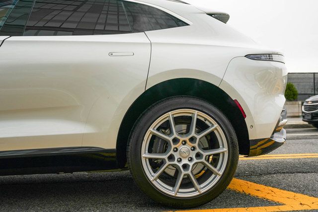 Used 2021 Aston Martin DBX AWD/4WD image 5