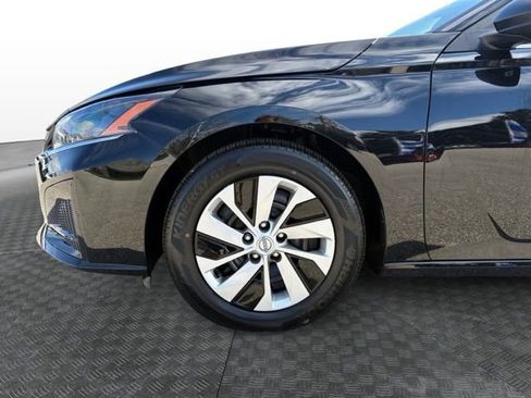 Used 2025 Nissan Altima 2.5 S FWD image 12