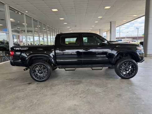Used 2019 Toyota Tacoma TRD Sport AWD/4WD image 8