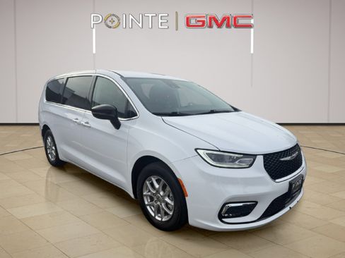 Used 2024 Chrysler Pacifica Touring-L image 32