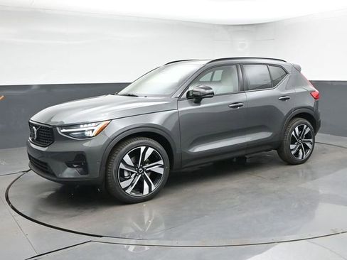 New 2026 Volvo XC40 B5 Plus w/ Climate Package AWD/4WD image 4