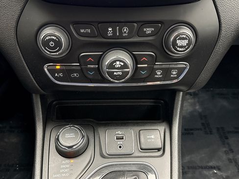 Used 2021 Jeep Cherokee Limited AWD/4WD image 23