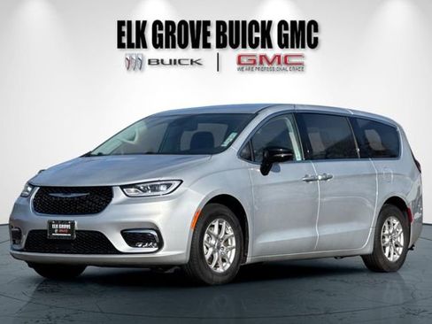 Used 2024 Chrysler Pacifica Touring-L image 8