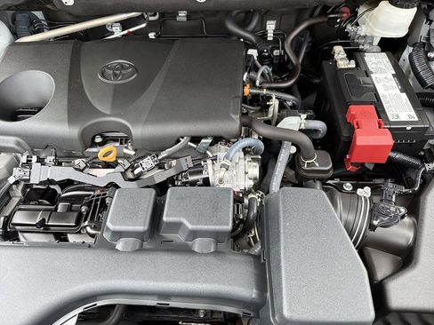 Used 2022 Toyota RAV4 LE FWD image 10