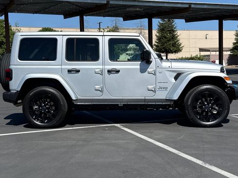 Used 2024 Jeep Wrangler Unlimited Sahara AWD/4WD image 10