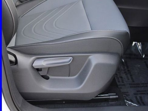 Used 2025 Volkswagen Tiguan SE w/ Panoramic Sunroof Package image 21