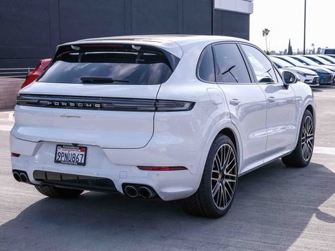 Used 2024 Porsche Cayenne E-Hybrid AWD/4WD image 4