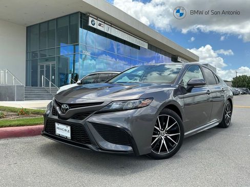 Used 2022 Toyota Camry SE FWD image 1
