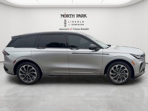 Used 2024 Lincoln Nautilus Reserve AWD/4WD image 6