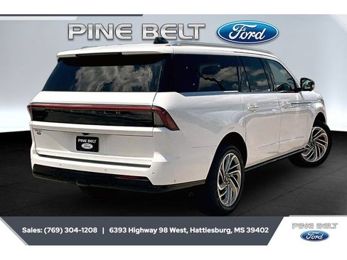 Used 2025 Lincoln Navigator L Reserve AWD/4WD image 11