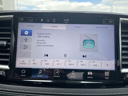 Used 2023 Chrysler Pacifica Touring-L FWD image 16