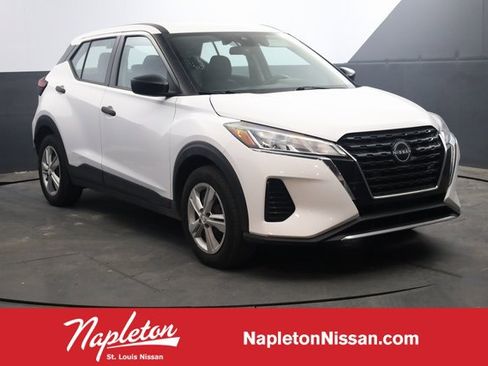 Used 2022 Nissan Kicks S image 1