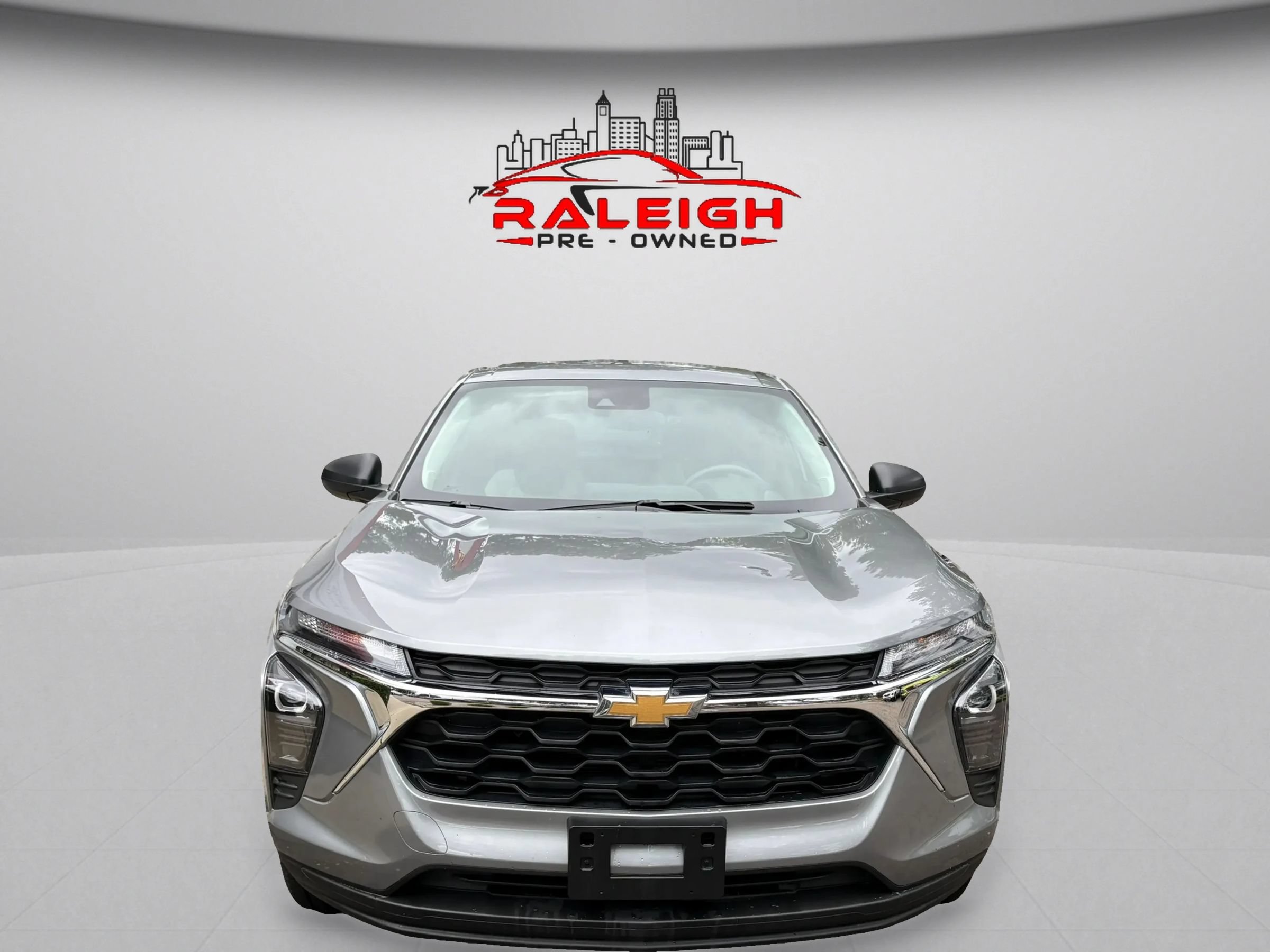 Used 2025 Chevrolet Trax LS w/ Driver Confidence Package FWD image 2