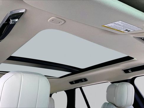 Used 2025 Land Rover Range Rover SE image 25