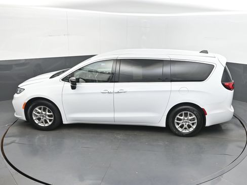 Used 2024 Chrysler Pacifica Touring-L FWD image 30