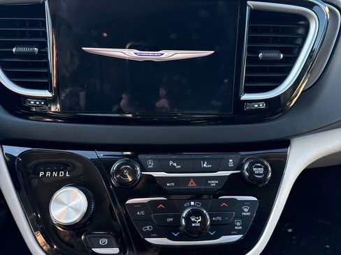 Used 2024 Chrysler Pacifica Touring-L image 14