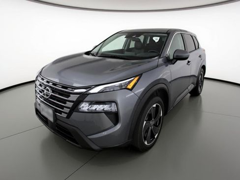 Used 2025 Nissan Rogue SV image 3