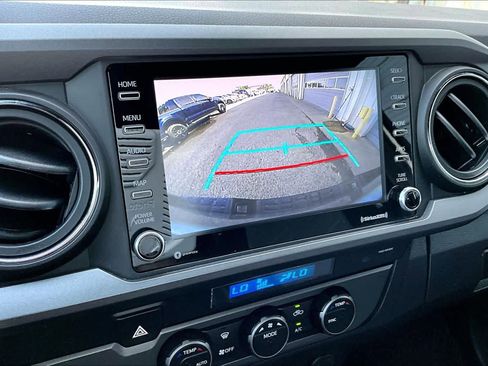 Used 2022 Toyota Tacoma TRD Sport w/ Technology Package image 31