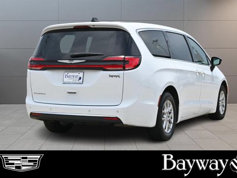 Used 2024 Chrysler Pacifica Touring-L FWD image 6