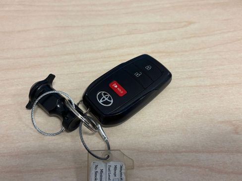 Used 2025 Toyota Prius LE image 21